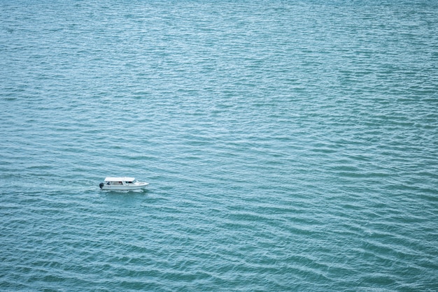 Bateau de vitesse naviguant dans le fond de la mer bleue