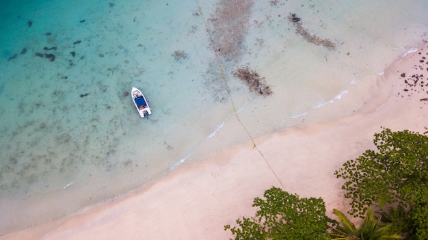 Bateau de vitesse sur la plage de San Chao à Koh Rang à Koh Chang