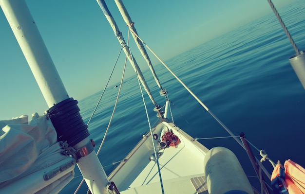 Bateau à voile dans la mer