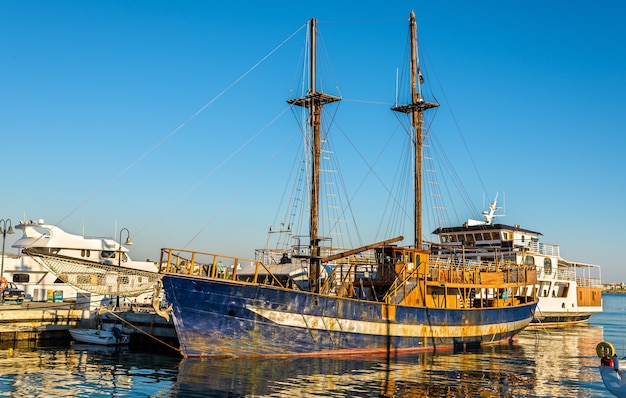 Bateau à voile dans le port de Paphos - Chypre