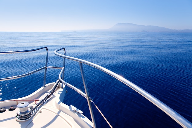 Photo bateau à voile naviguant dans la mer méditerranée