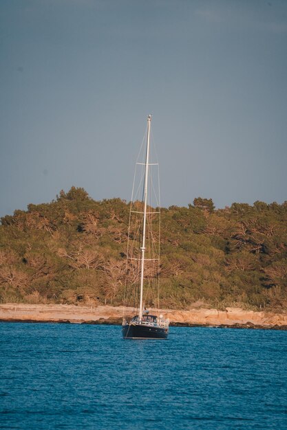 bateau à voile sur la plage de Majorque