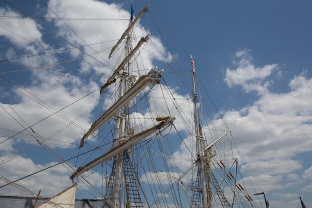 Bateau à voile - Vieux voilier sur la mer