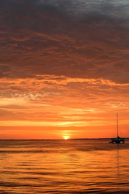 Bateau à voile et yachting en eau de mer océanique sur l'eau au coucher du soleil voiliers à voiles