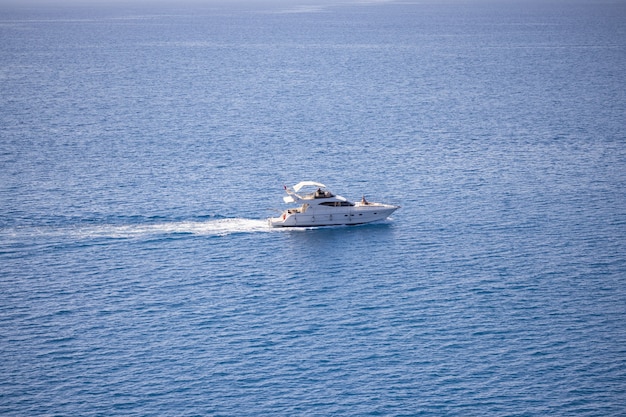 Bateau voyageant sur la mer en vacances d'été