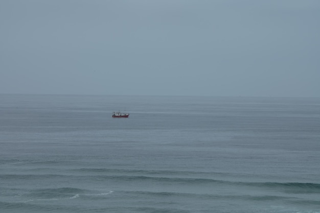 Bateau vu sur l'océan avec horizon à distance