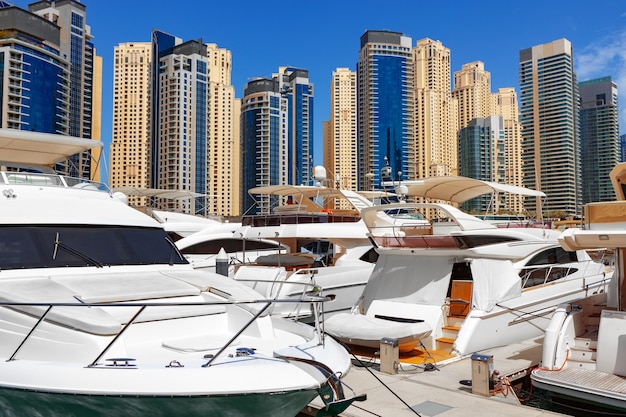 Bateau de yacht de mer contre des gratte-ciel de marina de dubai