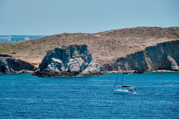 Bateau de yacht en mer égée près de l'île de milos en grèce