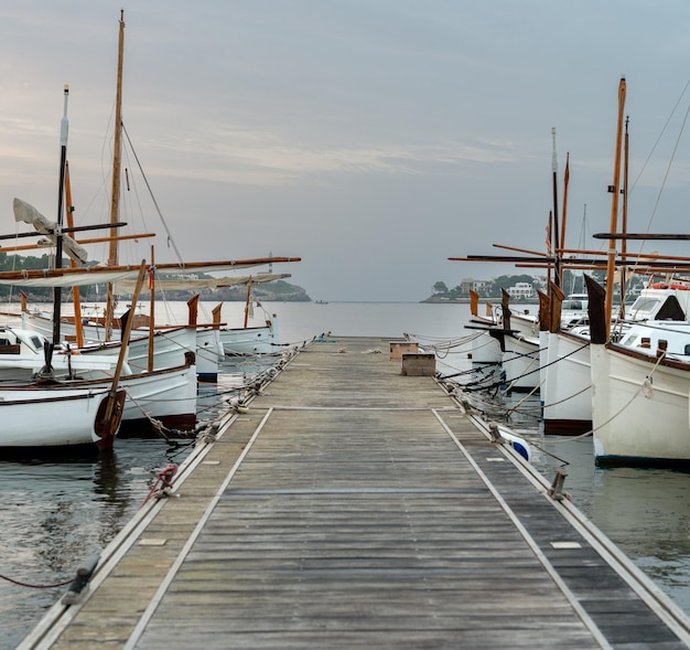 Bateaux alignés dans un petit port de pêcheur à Majorque, Espagne