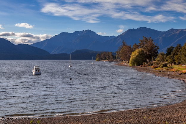 Bateaux amarrés au lac Te Anau en Nouvelle-Zélande