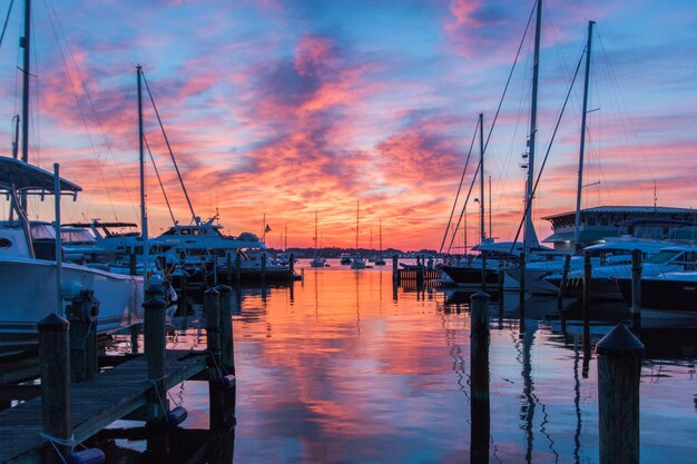 Des bateaux amarrés au port au coucher du soleil