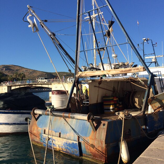 Photo des bateaux amarrés au port contre un ciel bleu clair