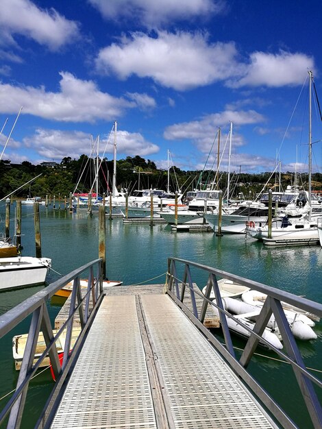 Photo des bateaux amarrés au port contre le ciel bleu