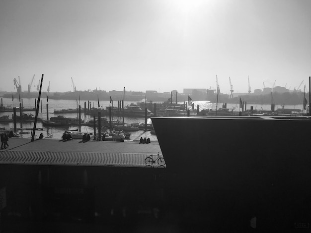 Photo des bateaux amarrés au port contre un ciel dégagé