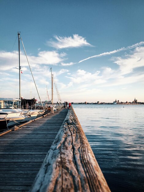 Des bateaux amarrés au port contre le ciel en ville.