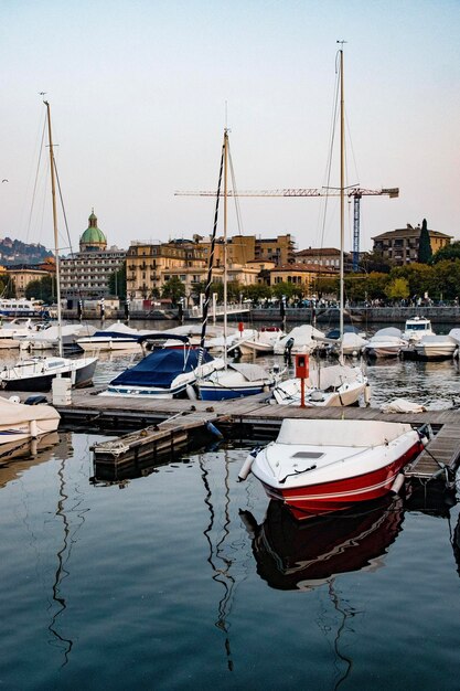 Photo des bateaux amarrés au port