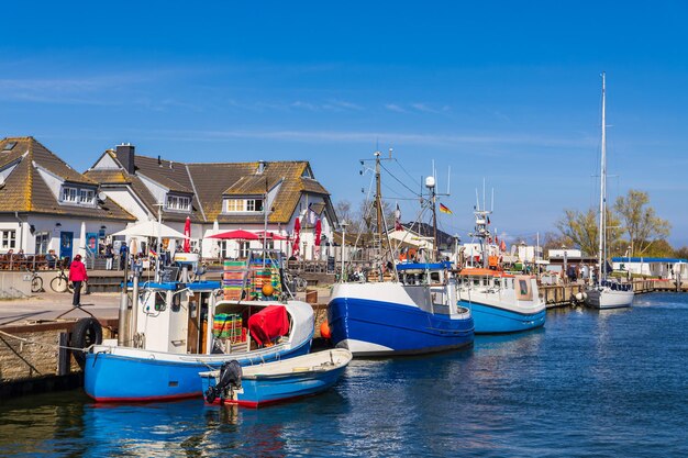 Photo des bateaux amarrés au port