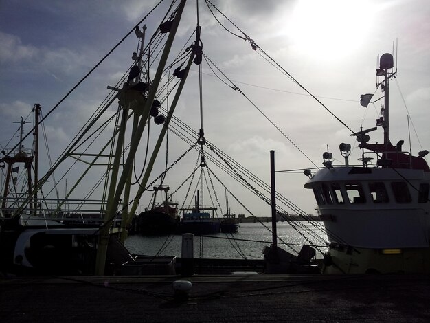 Bateaux amarrés au port