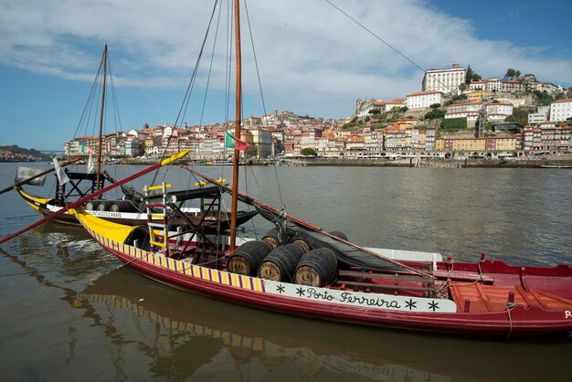 Des bateaux amarrés au port