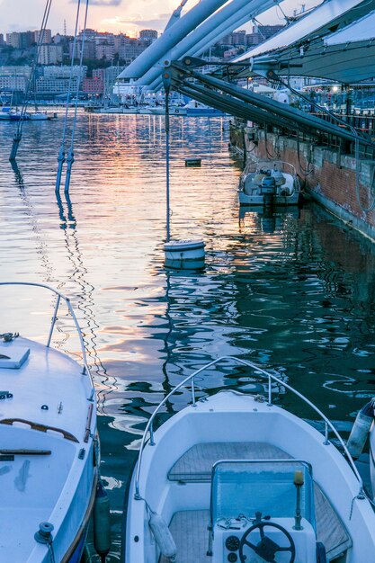 Photo des bateaux amarrés au port