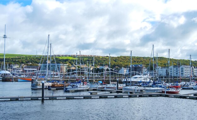 Photo des bateaux amarrés au port