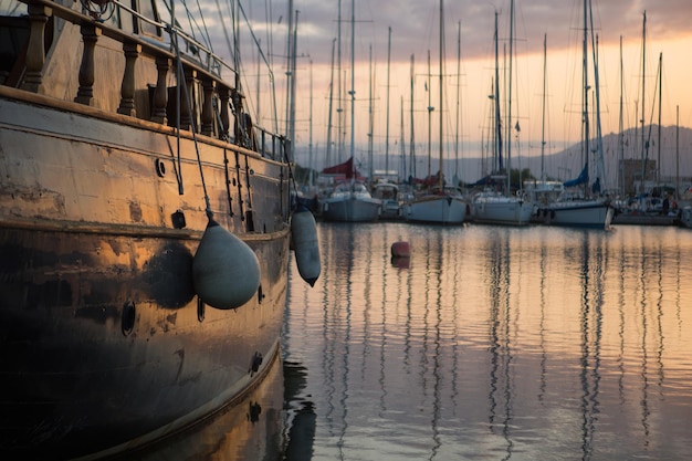Des bateaux amarrés au port
