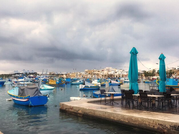 Photo des bateaux amarrés au port