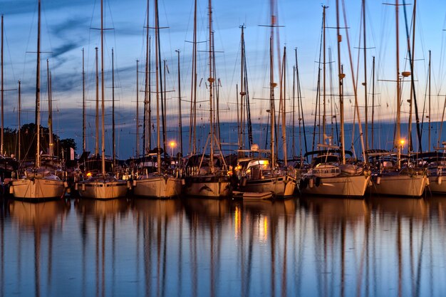 Photo des bateaux amarrés au port