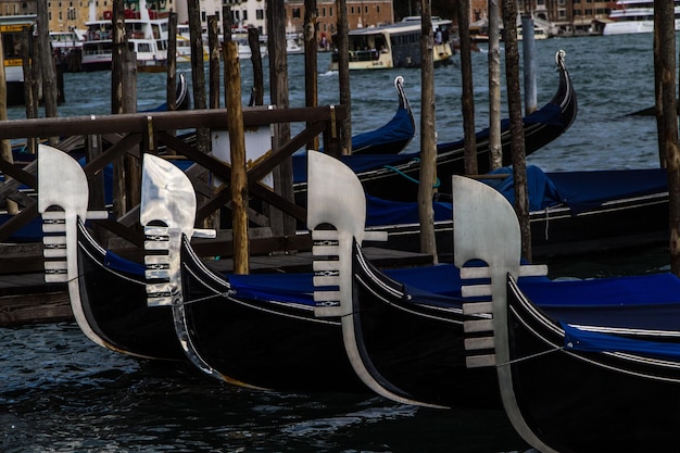 Photo des bateaux amarrés dans le canal