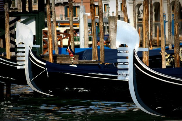 Photo des bateaux amarrés dans le canal