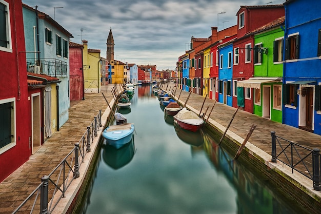 Bateaux amarrés dans le canal