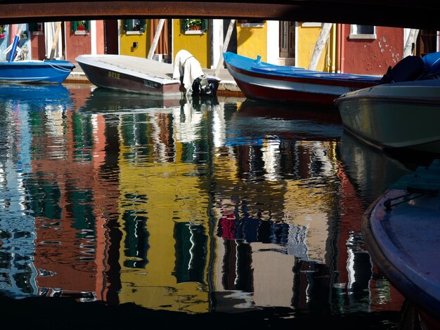 Photo des bateaux amarrés dans le canal