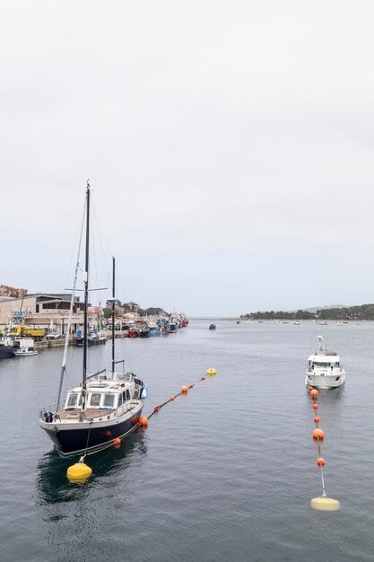 Bateaux amarrés dans l'estuaire de San Vicente de la Barquera Cantabrie Espagne