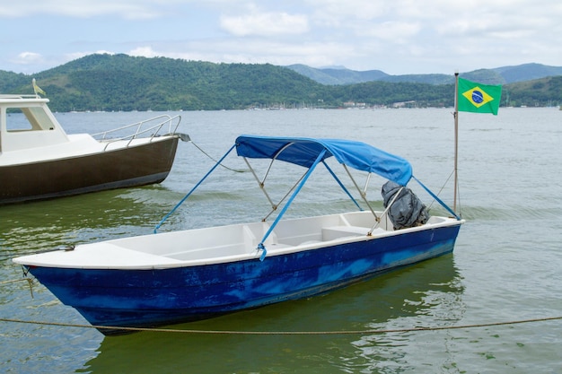 Bateaux amarrés dans un lagon à Rio de Janeiro Brésil