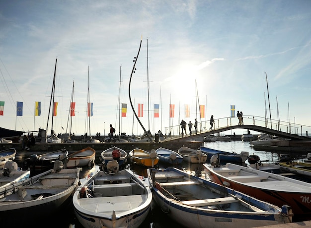 Bateaux amarrés à l'embarcadère du port de Bardolino Lac de Garde Italie