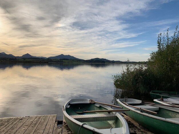 Des bateaux amarrés sur le lac contre le ciel