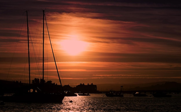 Photo des bateaux amarrés en mer au coucher du soleil