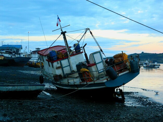 Photo des bateaux amarrés sur la mer contre le ciel