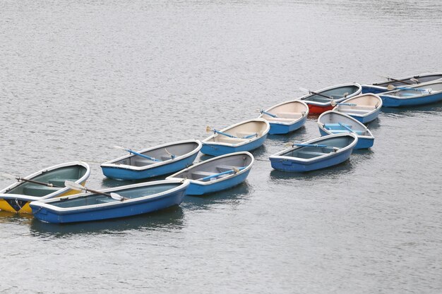 Photo des bateaux amarrés sur le rivage