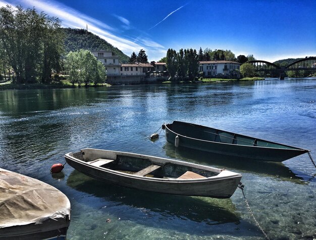 Photo des bateaux amarrés sur la rivière contre des bâtiments