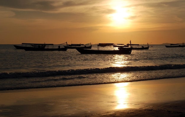 Bateaux au coucher du soleil dans le golfe de Thaïlande Cambodge Sihanoukville