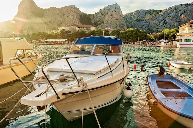 Bateaux au port de la mer Adriatique à Omis, Croatie