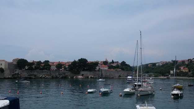 Des bateaux au port