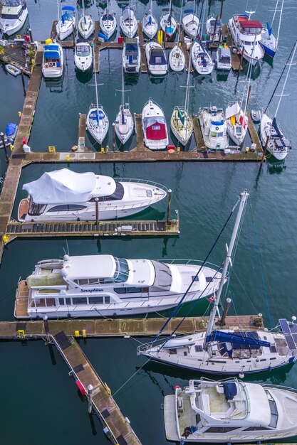 Des bateaux au port