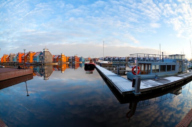 des bateaux et des bâtiments colorés à Reitdiephaven Groningen