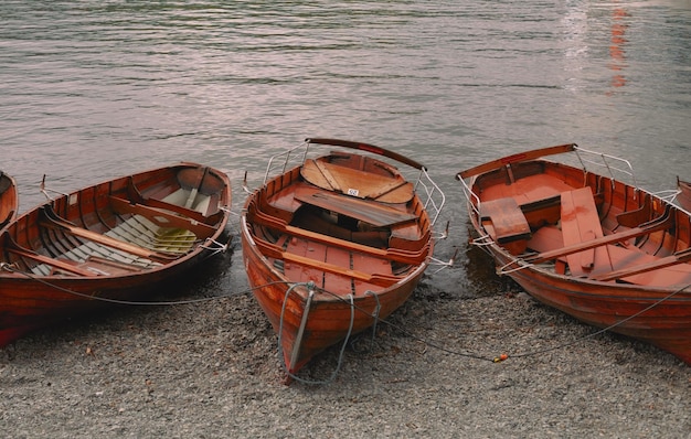 Bateaux en bois au bord de la rivière