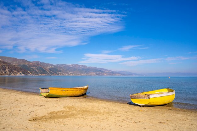 Bateaux en bois au quai sur le lac de montagne.