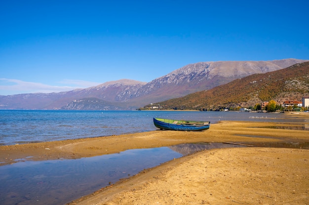 Bateaux en bois au quai sur le lac de montagne