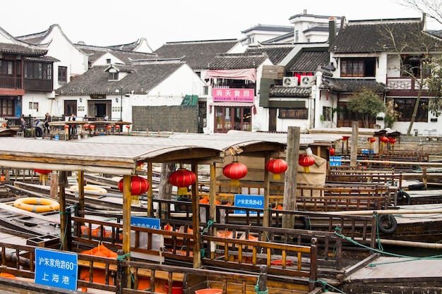 Bateaux en bois chinois avec lanternes rouges garés dans l'un des canaux de l'ancien Zhujiajiao