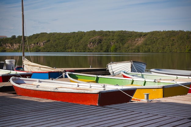 Bateaux en bois colorés